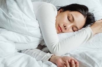 L'INCONTINENZA URINARIA NOTTURNA IN ADULTI E ANZIANI: CAUSE E RIMEDI