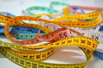 COME INDOSSARE TENA PANTS? UNA BREVE GUIDA ALLA SCELTA DELLA TAGLIA CORRETTA