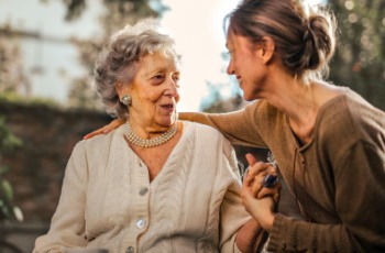 COME CAMBIARE IL PANNOLONE A UNA PERSONA ANZIANA